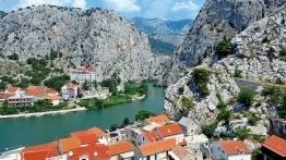 Cetina to rzeka kręta  i rwąca, co sprzyja uprawianiu raftingu - zdjęcie 2